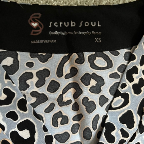 Scrub top - Picture 2 of 2